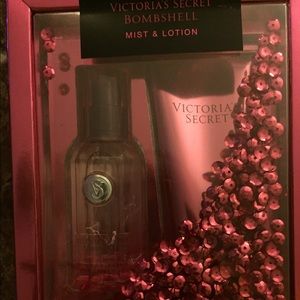 V.S. BOMBSHELL mist and lotion gift set. BNIB